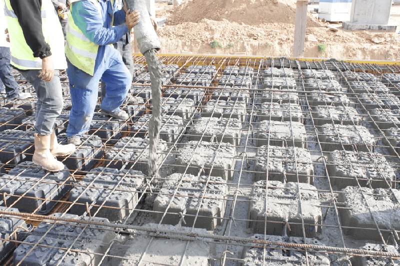 بتن ریزی هنگام اجرای سقف یوبوت | فروشگاه آهن آلات بنیامین بتن ریزی هنگام اجرای سقف یوبوت | فروشگاه آهن آلات بنیامین